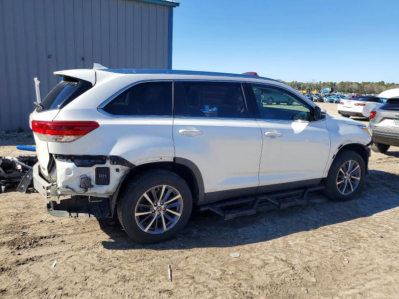 Photo 3 from auction – 2019 TOYOTA HIGHLANDER with VIN 5TDKZRFHXKS321916