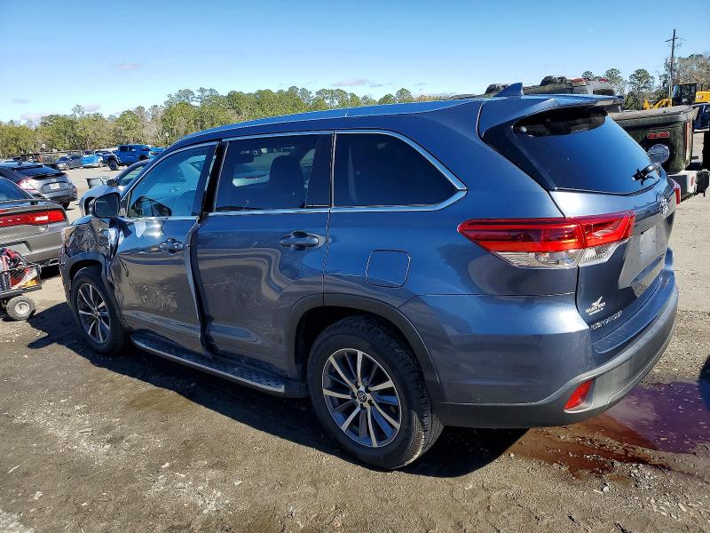 Photo 2 from auction – 2018 TOYOTA HIGHLANDER with VIN 5TDKZRFH7JS260197