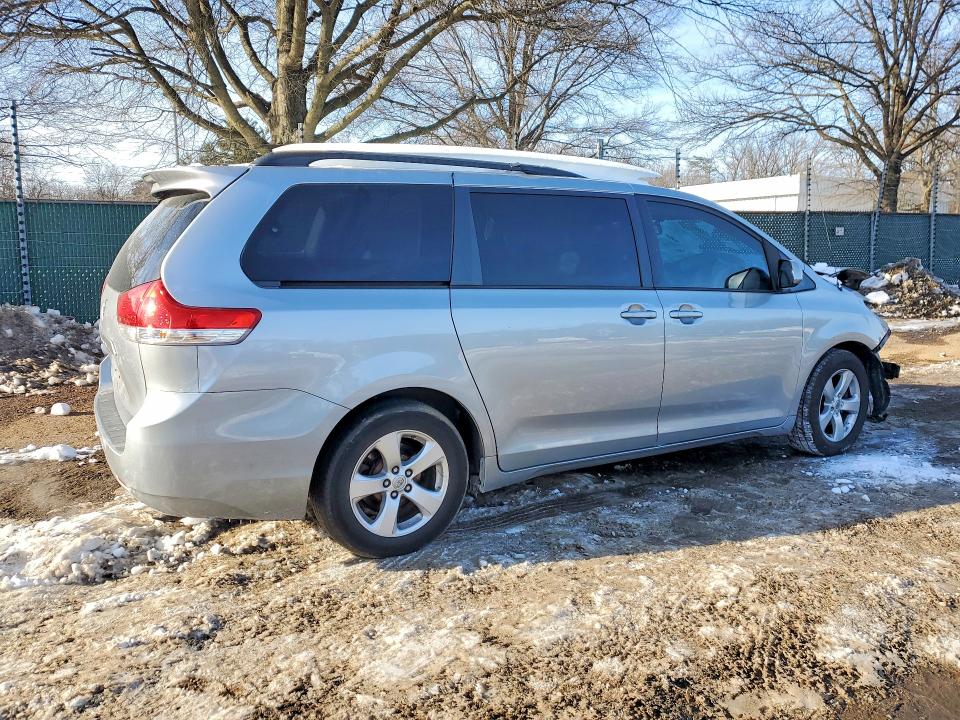 Photo 3 from auction – 2014 TOYOTA SIENNA with VIN 5TDKK3DC6ES502900