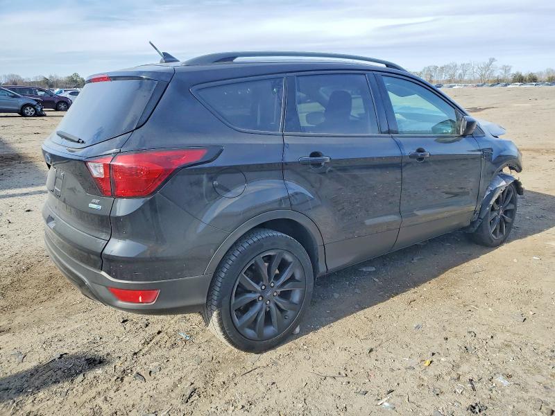 Photo 3 from auction – 2019 FORD ESCAPE with VIN 1FMCU9GD1KUA27827