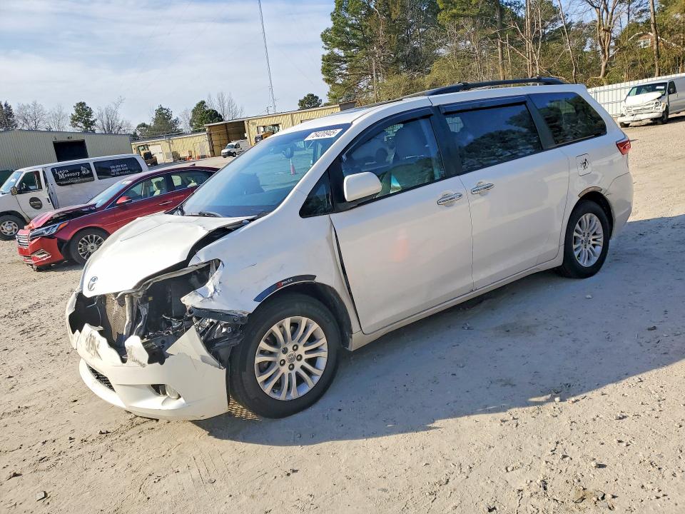 TOYOTA SIENNA XLE 2017 with VIN 5TDYZ3DC6HS829677 - Photo from auction