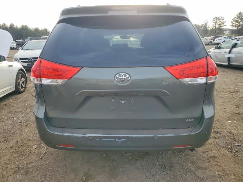 Photo 6 from auction – 2014 TOYOTA SIENNA XLE with VIN 5TDYK3DC6ES491391