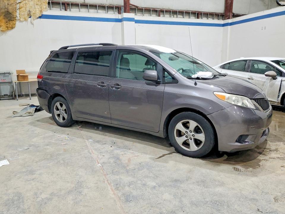 Photo 4 from auction – 2013 TOYOTA SIENNA LE with VIN 5TDKK3DC8DS332506