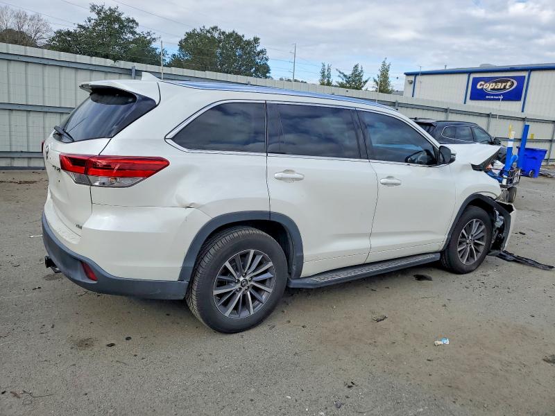 Photo 3 from auction – 2018 TOYOTA HIGHLANDER with VIN 5TDKZRFH7JS536409