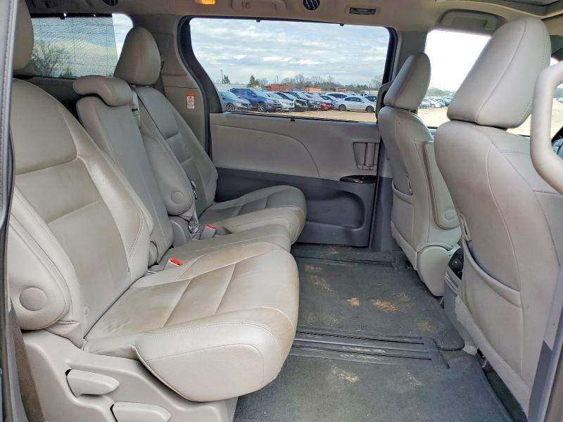 Photo 11 from auction – 2017 TOYOTA SIENNA XLE with VIN 5TDYZ3DC5HS784120