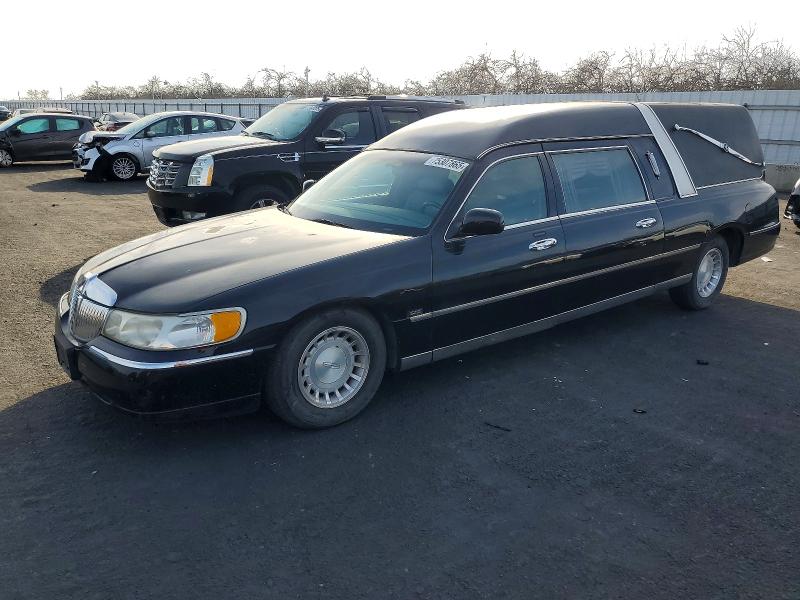 LINCOLN TOWN CAR E 2000 with VIN 1LJFM81W9YY795947 - Photo from auction