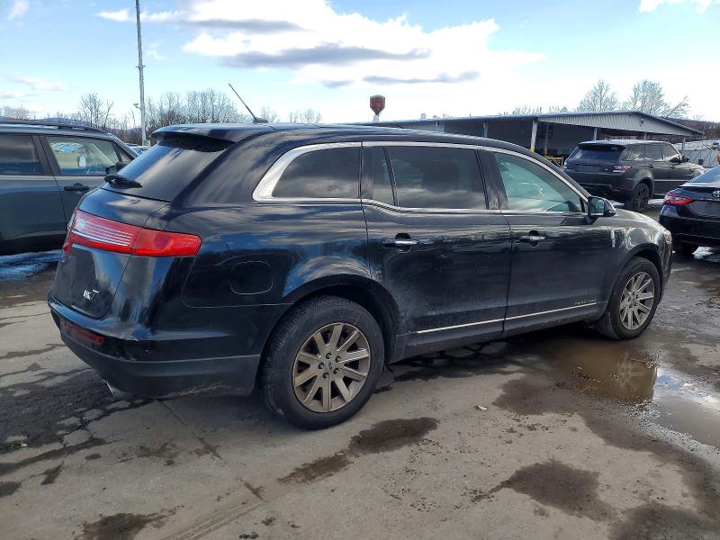 Photo 3 from auction – 2019 LINCOLN MKT with VIN 2LMHJ5NK5KBL04529