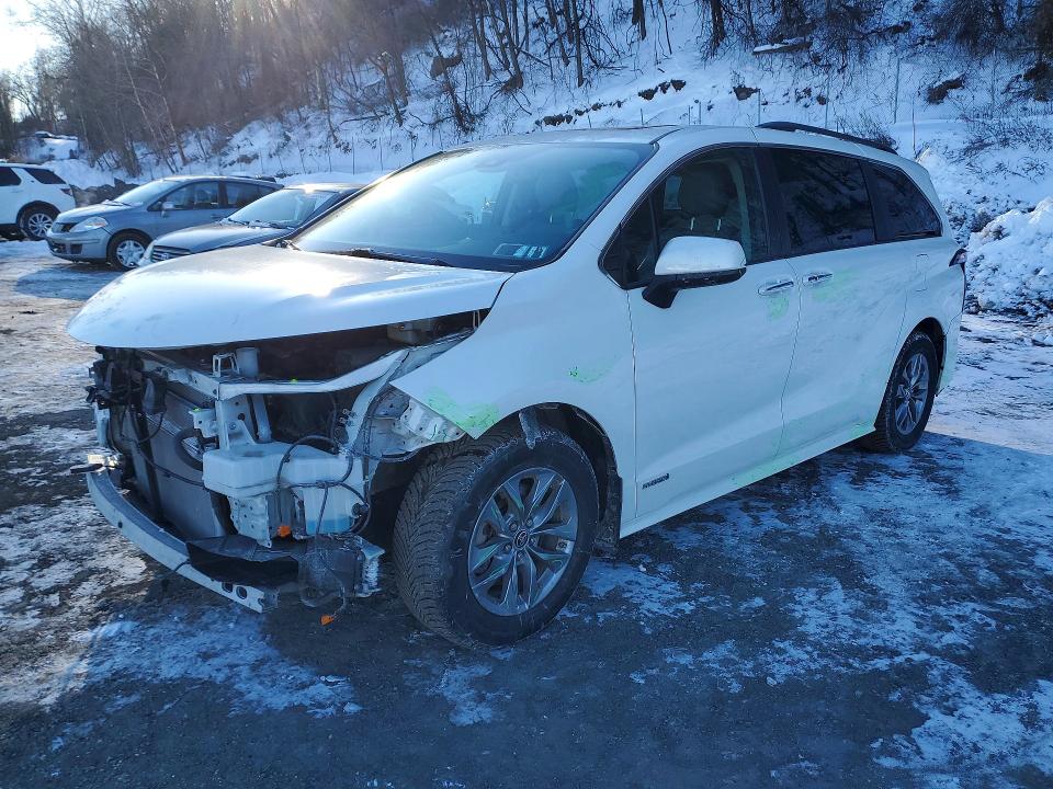 TOYOTA SIENNA XLE 2021 with VIN 5TDYRKEC6MS061802 - Photo from auction