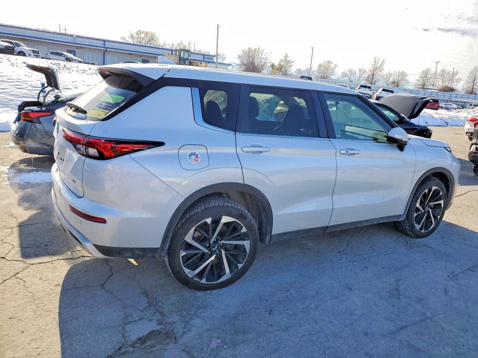 Photo 3 from auction – 2023 MITSUBISHI OUTLANDER with VIN JA4J3UA88PZ057604