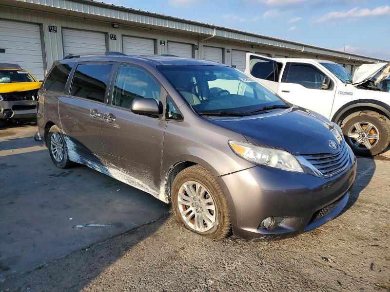 Photo 4 from auction – 2016 TOYOTA SIENNA XLE with VIN 5TDYK3DC2GS711158