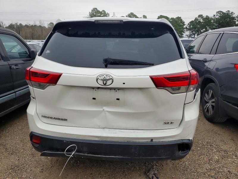 Photo 6 from auction – 2018 TOYOTA HIGHLANDER with VIN 5TDKZRFH2JS530923
