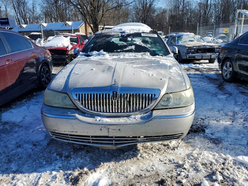 Photo 5 from auction – 2004 LINCOLN TOWN CAR E with VIN 1LNHM81W14Y612526