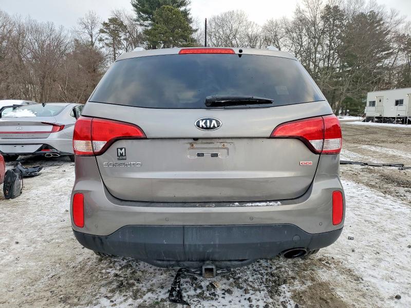 Photo 6 from auction – 2015 KIA SORENTO LX with VIN 5XYKTCA66FG583018