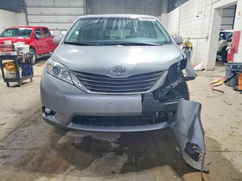 Photo 5 from auction – 2017 TOYOTA SIENNA XLE with VIN 5TDDZ3DC4HS173705