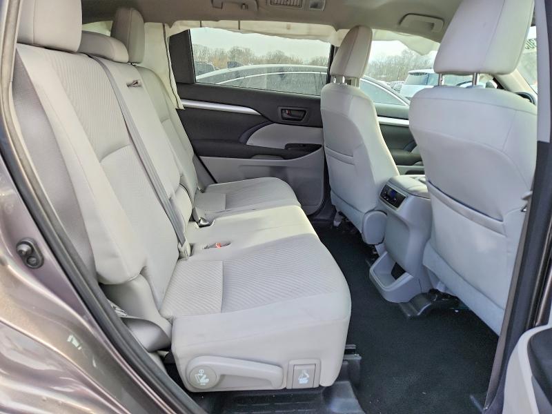 Фото 11 с аукциона – 2016 TOYOTA HIGHLANDER с VIN 5TDBKRFH0GS270647