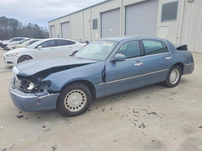 LINCOLN TOWN CAR E 2000 with VIN 1LNHM81W4YY819711 - Photo from auction
