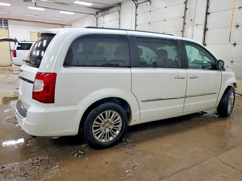 Photo 3 from auction – 2015 CHRYSLER TOWN & COU with VIN 2C4RC1CG1FR572075