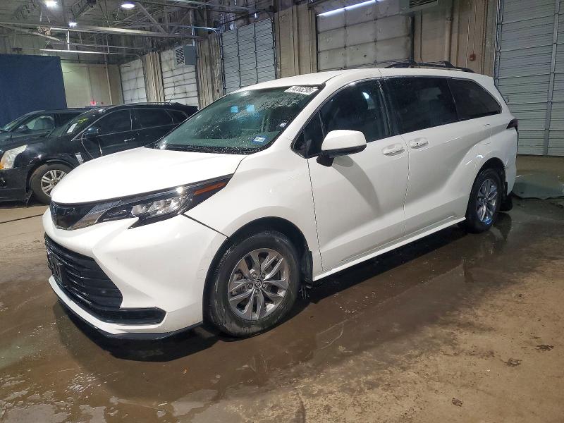 TOYOTA SIENNA LE 2023 with VIN 5TDKRKEC7PS142592 - Photo from auction