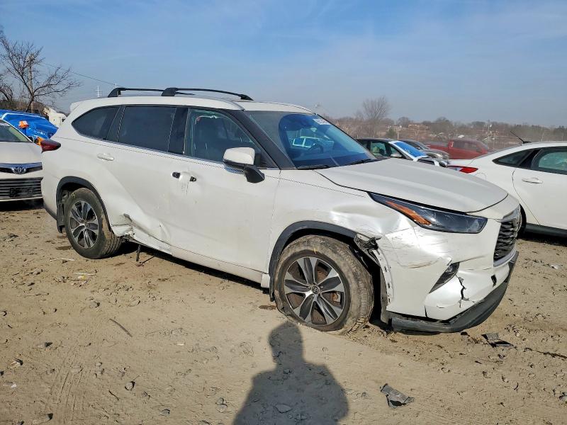 Photo 4 from auction – 2022 TOYOTA HIGHLANDER with VIN 5TDHZRBH3NS563659