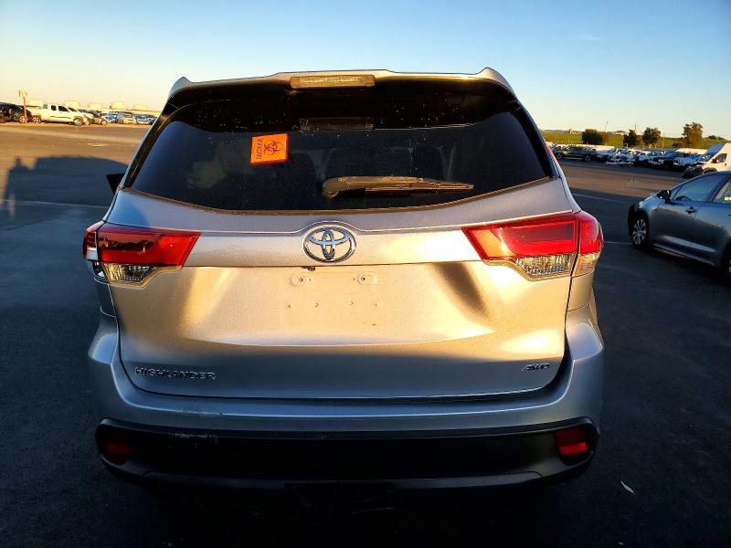 Photo 6 from auction – 2018 TOYOTA HIGHLANDER with VIN 5TDBZRFH2JS822202
