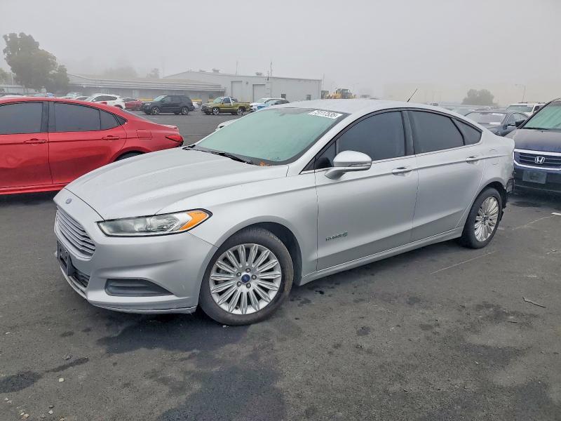 FORD FUSION 2015 مع رقم تعريف المركبة 3FA6P0LU8FR305698 - صورة من المزاد