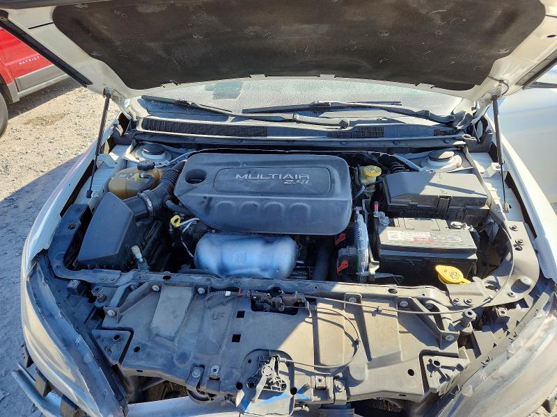 Photo 11 from auction – 2016 CHRYSLER 200 LIMITE with VIN 1C3CCCAB0GN156739