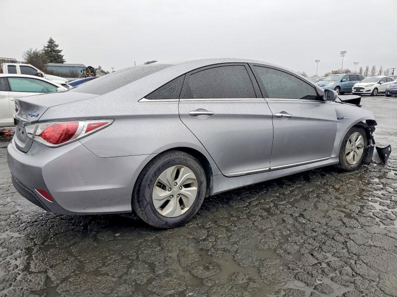 Photo 3 from auction – 2015 HYUNDAI SONATA HYB with VIN KMHEC4A46FA130997