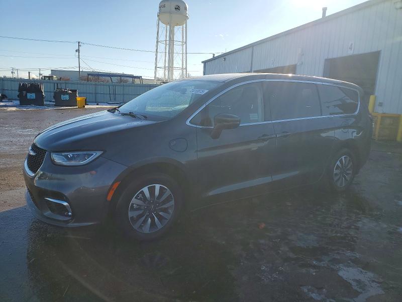 CHRYSLER PACIFICA H 2022 with VIN 2C4RC1L7XNR122732 - Photo from auction