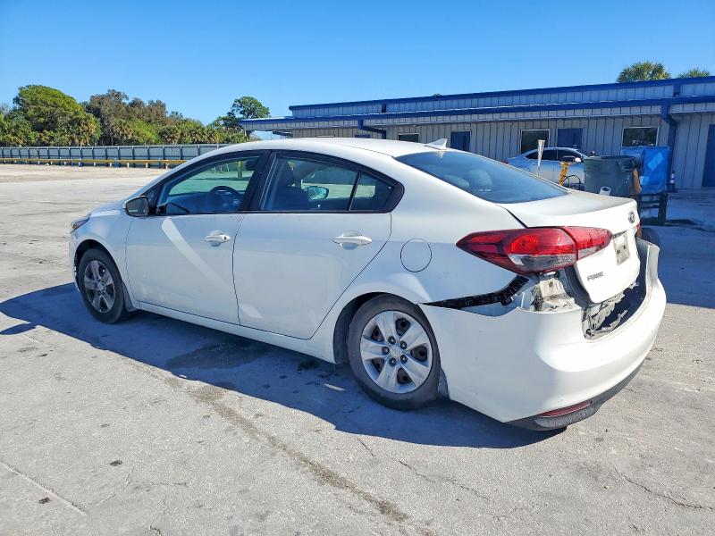 Photo 2 from auction – 2017 KIA FORTE LX with VIN 3KPFK4A70HE082564