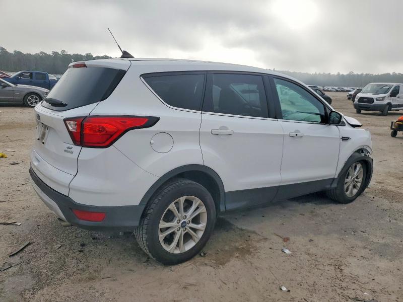 Photo 3 from auction – 2019 FORD ESCAPE with VIN 1FMCU0GD5KUB46105