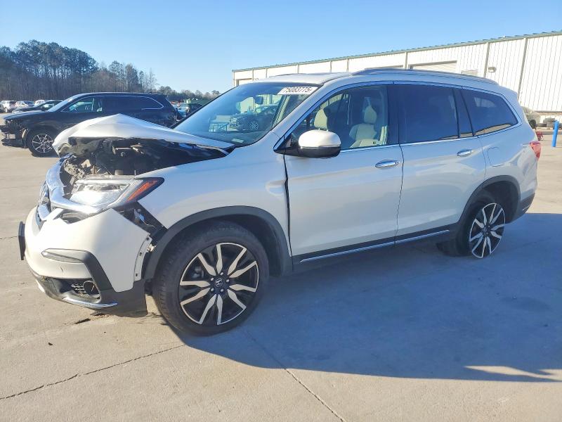 HONDA PILOT TOUR 2022 with VIN 5FNYF5H66NB004554 - Photo from auction