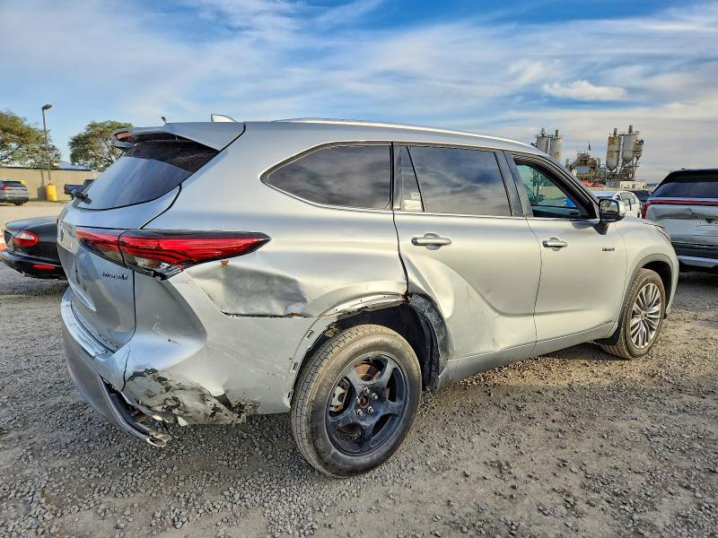 Photo 3 from auction – 2020 TOYOTA HIGHLANDER with VIN 5TDEBRCH9LS008217