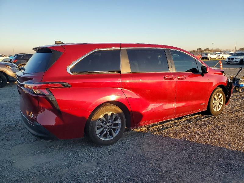 Photo 3 from auction – 2021 TOYOTA SIENNA LE with VIN 5TDKSKFC7MS007904