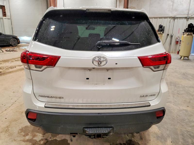 Photo 6 from auction – 2018 TOYOTA HIGHLANDER with VIN 5TDJZRFH1JS912811