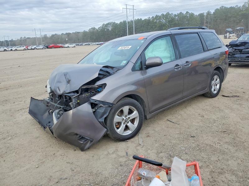 TOYOTA SIENNA 2018 with VIN 5TDKZ3DC2JS956180 - Photo from auction