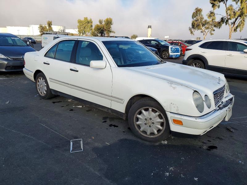 Photo 4 from auction – 1996 MERCEDES-BENZ E 320 with VIN WDBJF55F9TJ024503