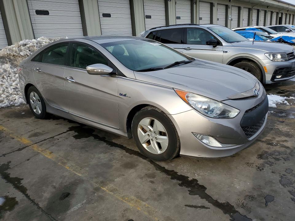 Photo 4 from auction – 2011 HYUNDAI SONATA with VIN KMHEC4A45BA005743