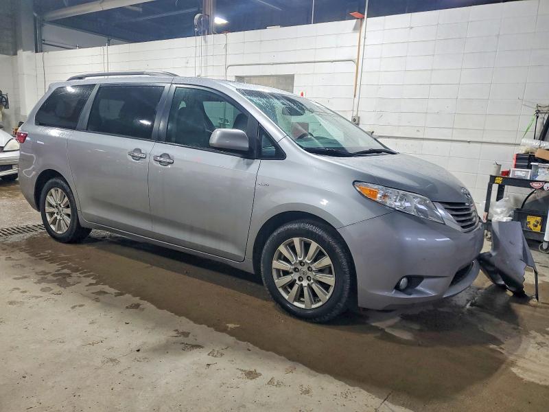 Photo 4 from auction – 2017 TOYOTA SIENNA XLE with VIN 5TDDZ3DC4HS173705