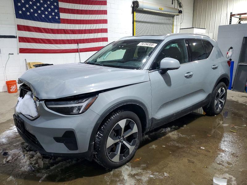 2025 VOLVO XC40