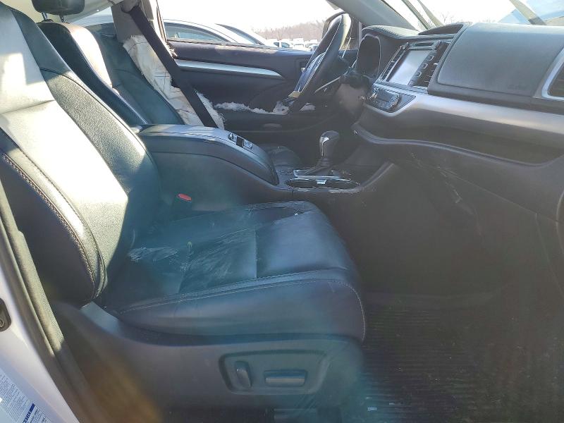 Photo 7 from auction – 2018 TOYOTA HIGHLANDER with VIN 5TDJZRFHXJS865889