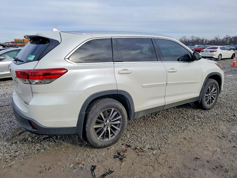 Photo 3 from auction – 2019 TOYOTA HIGHLANDER with VIN 5TDJZRFH3KS582736