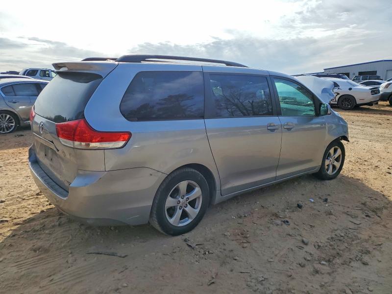 Photo 3 from auction – 2013 TOYOTA SIENNA LE with VIN 5TDKK3DC8DS377428