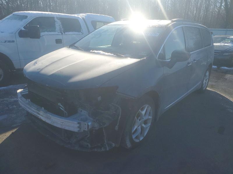 CHRYSLER PACIFICA T 2017 with VIN 2C4RC1BG1HR579578 - Photo from auction