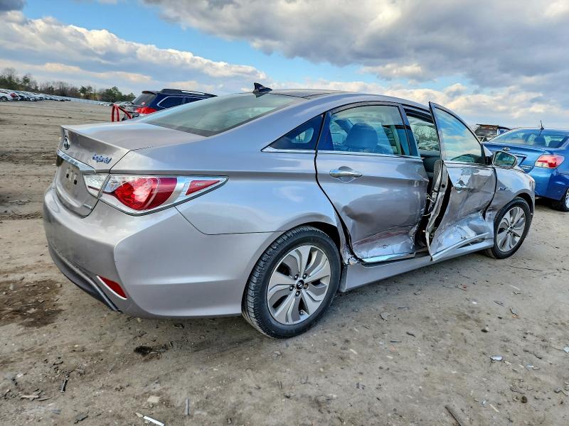 Photo 3 from auction – 2014 HYUNDAI SONATA with VIN KMHEC4A41EA104810