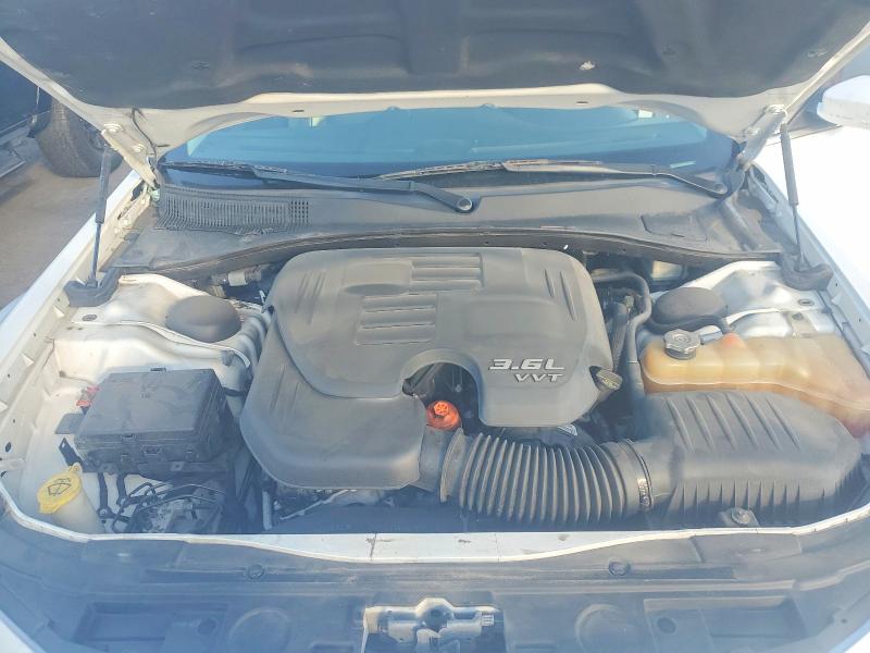 Photo 11 from auction – 2016 CHRYSLER 300 LIMITE with VIN 2C3CCAAG9GH206840