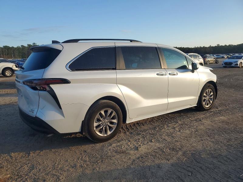 Photo 3 from auction – 2024 TOYOTA SIENNA XLE with VIN 5TDYRKEC5RS214094