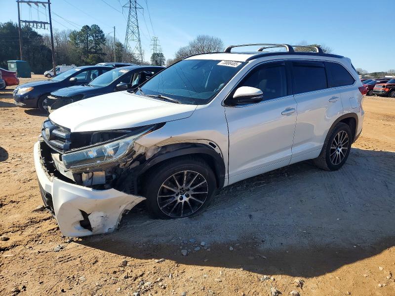 TOYOTA HIGHLANDER 2018 with VIN 5TDKZRFH0JS528846 - Photo from auction