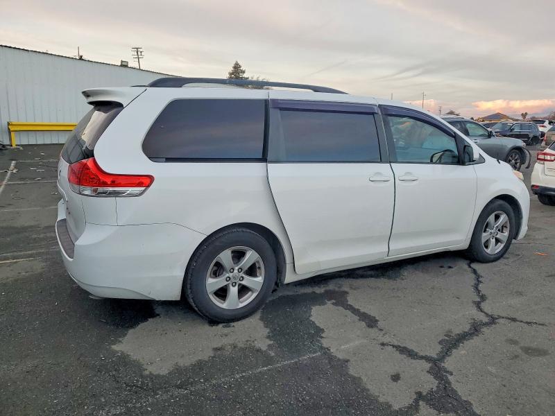 Photo 3 from auction – 2014 TOYOTA SIENNA LE with VIN 5TDKK3DC6ES501682