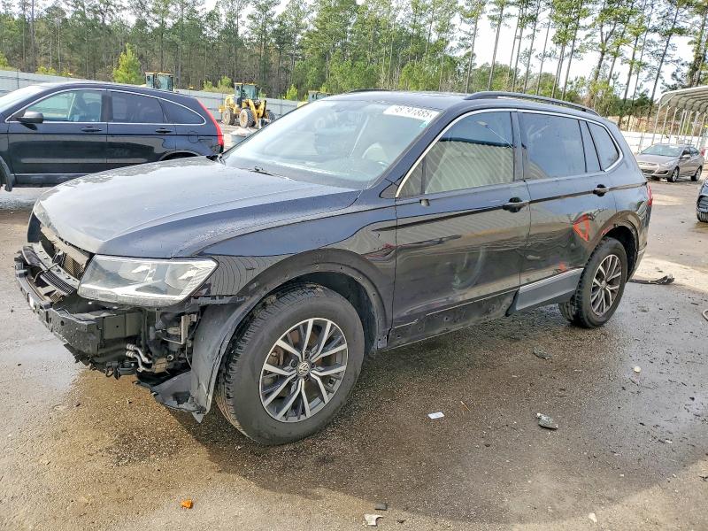 VOLKSWAGEN TIGUAN SE 2018 with VIN 3VV3B7AX0JM220105 - Photo from auction