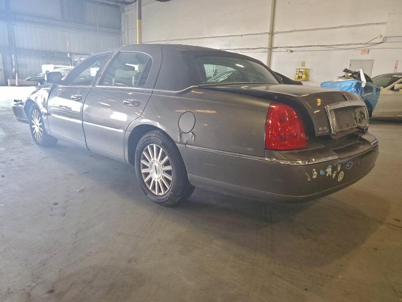 Photo 2 from auction – 2004 LINCOLN TOWN CAR E with VIN 1LNHM81W74Y629492